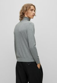 HUGO Neule - charcoal ten