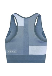 Modrý sportovní podprsenka s atletickým střihem a jedinečným designem v zadní části, která kombinuje různé textury a odstíny, čímž zvýrazňuje mix žebrované a hladké tkaniny.