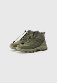 Botas de caminhada verdes com parte superior em malha, sola de borracha texturizada e detalhes azuis. Apresentam um fecho de atacador e colarinho almofadado.