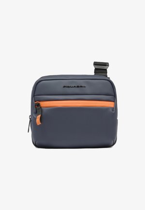Rechteckige Tasche in Marineblau mit einem orangefarbenen Reißverschlussakzent, aus glattem Material, mit einer Fronttasche und einem abnehmbaren Riemen.