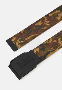 Ceinture camouflage tissée en marron, vert et noir, dotée d'une boucle en plastique noir mat estampillée "URBAN CLASSICS." Conception durable.