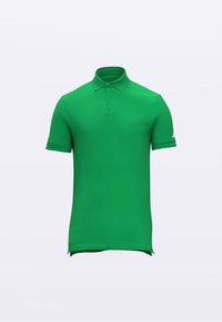 Πράσινο πόλο μπλουζάκι με κλασικό γιακά και κοντά μανίκια. Λείος υφασμάτινος, με τρία κουμπιά στη λαιμόκοψη και διακριτικές επωνυμίες στα μανίκια.