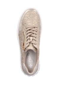 Basket beige avec dessus texturé présentant des motifs décoratifs, à lacets, avec une fermeture éclair sur le côté et une semelle en caoutchouc blanche.