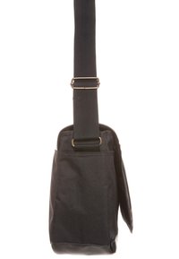 Svart rektangulär axelväska med justerbar rem, tygkropp och läderbotten, visad från en sidovinkel.