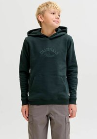 Sudadera con capucha de color verde oscuro hecha de tela suave, con un bolsillo canguro, logo bordado "ORIGINALS" y un ajuste holgado con capucha ajustable mediante cordón.