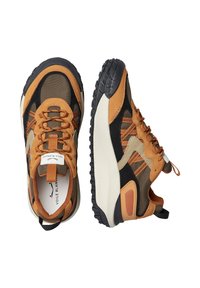 Sneaker marroni e neri con materiali in rete e suede, caratterizzati da una suola spessa, cuciture ben dettagliate e un accento arancione lateralmente.