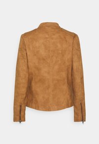 Veste en simili cuir marron avec un design ajusté, col montant et détails zip sur les manches, offrant une finition lisse et texturée.
