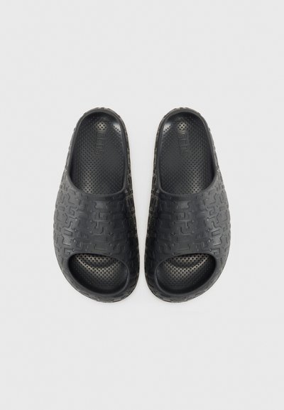 Infradito in gomma nera con punta aperta, motivo texturizzato e design perforato. Presentano una fodera interna liscia per il comfort.