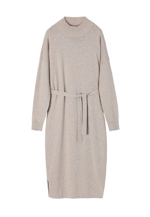 Beige gebreide jurk met een hoge ribbenhalslijn, lange mouwen en een strikceintuur in de taille. Beschikt over zijslits voor extra stijl.