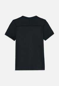 Svart kortermet sport T-skjorte med mesh-stoff på ryggen og solid stoff på øvre rygg og ermer.