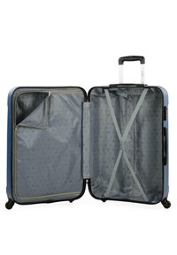 Maleta rígida azul con un diseño de dos compartimentos, forro gris con patrón, bolsillo con cremallera y correas cruzadas para asegurar el contenido.