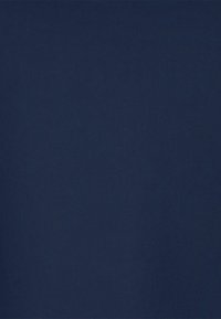 Marineblauwe stof, gladde textuur, zonder patronen, plat ontwerp. Geschikt voor diverse kledingtoepassingen.