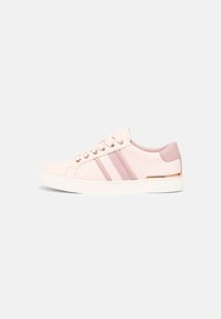 Baskets en toile rose avec deux bandes horizontales rose pastel, accents en or rose, semelle blanche et bout rond.