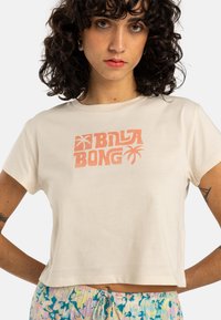 Korte mouwen shirt in crème met een koraalkleurig grafisch logo met palmbomen. Soepele textuur, casual ontwerp ideaal voor warm weer.