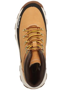 Botte de randonnée en cuir tan avec un col marron contrastant, des lacets jaunes et rouges, des œillets en métal, doté d'une semelle en caoutchouc blanc et du logo Timberland.
