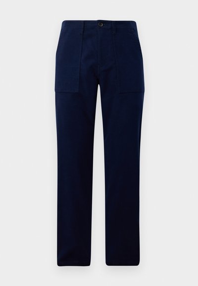 Mörkblå raka byxor med stora framfickor och knäppning i midjan.