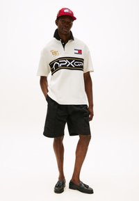 Tommy Hilfiger F1 MOVIE RACE DAY GRAPHIC POLO - Polo krekls - ivory/black