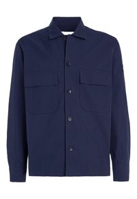 Camicia button-up blu realizzata in tessuto leggero, con due tasche sul petto, un colletto classico e maniche lunghe. I bottoni sono rotondi.