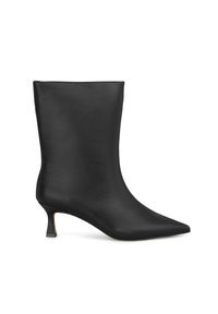 Stivale alla caviglia nero in pelle liscia, con punta affusolata e un tacco basso e snello. Design minimalista senza hardware o dettagli visibili.