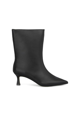 Stivale alla caviglia nero in pelle liscia, con punta affusolata e un tacco basso e snello. Design minimalista senza hardware o dettagli visibili.