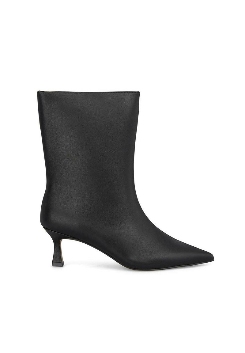 Stivale alla caviglia nero in pelle liscia, con punta affusolata e un tacco basso e snello. Design minimalista senza hardware o dettagli visibili.