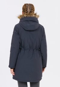 Marine Parka-Jacke mit Kunstfellkapuze, tailliertem Schnitt und langen Ärmeln, ausgestattet mit einem glatten, wasserabweisenden Material und elastischen Bündchen.