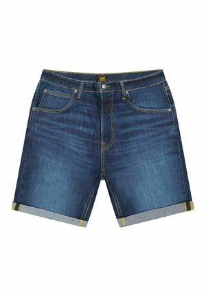 Pantaloncini da uomo in denim blu scuro con risvolti, cinque tasche, cuciture gialle e un'etichetta del marchio Lee sulla vita.