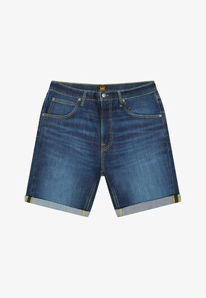 Pantaloncini da uomo in denim blu scuro con risvolti, cinque tasche, cuciture gialle e un'etichetta del marchio Lee sulla vita.