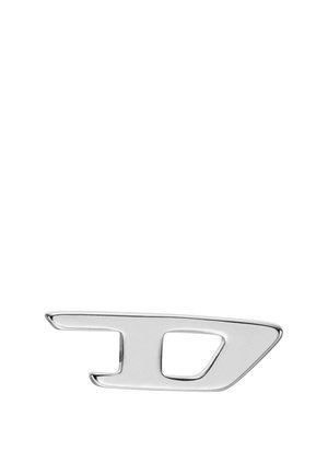 Metalowy breloczek w błyszczącej srebrnej kolorystyce, o opływowym kształcie z wycięciem i kanciastymi krawędziami. Gładka faktura.