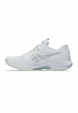 Weißer Sportschuh mit strukturierter Sohle, Mesh-Obermaterial und grauem Logo an der Seite, entwickelt für leichten Halt und Komfort.
