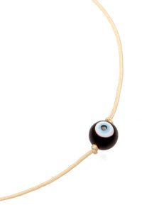 Perla nera con design a occhio azzurro su una corda beige. Presenta due rifiniture dorate accanto alla perla. Design semplice e minimalista.