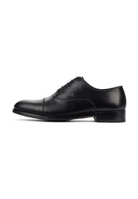 Černé kožené pánské boty na šněrování s kulatou špičkou, pěti otvory pro šněrování a elegantním designem. Vyznačují se hladkým povrchem a minimálním kovovým doplňkem.
