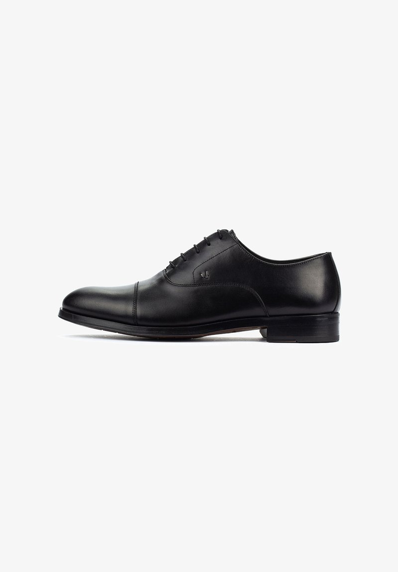 Scarpe eleganti in pelle nera con punta arrotondata, cinque occhielli per i lacci e un design elegante. Presentano una trama liscia e hardware minimo.