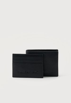 Schwarzer, strukturiert geprägter Valentino Leder-Kartenhalter und passendes Bifold-Portemonnaie auf weißem Hintergrund.
