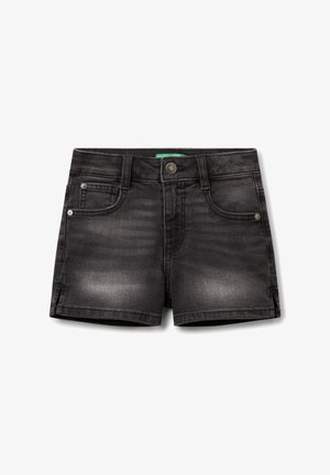 Pantalones cortos de mezclilla negra con una textura ligeramente desvanecida, diseño de cinco bolsillos y herrajes plateados, que cuentan con una etiqueta de logo en la cinturilla.