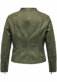 Chaqueta de cuero verde oliva, de diseño ajustado con una textura suave, que presenta un cuello mandarín y puños con cremallera. Detalles de costura en la parte posterior.