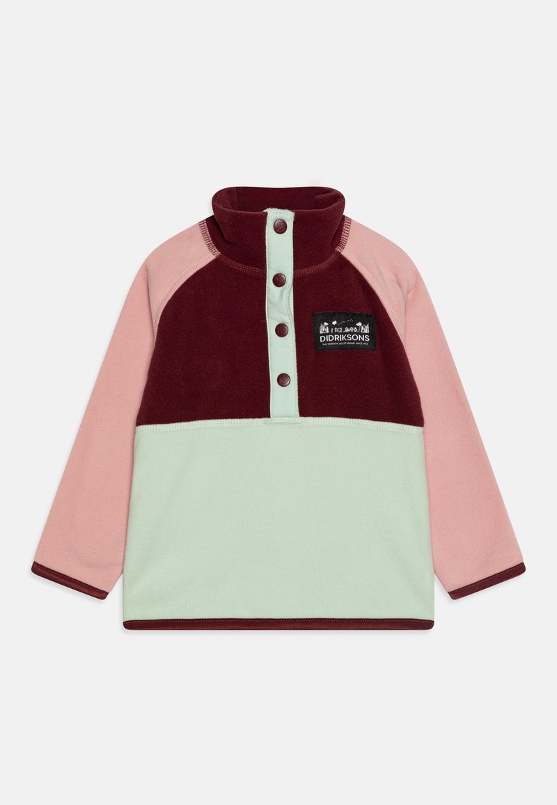 Φλις πόλο με μπορντώ, ροζ και μέint πράσινες πάνελ. Διαθέτει ψηλό γιακά, τέσσερις κουμπάκια, και μαύρη ραφτή ετικέτα.