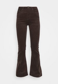 Pantalon taille haute en velours côtelé marron foncé avec une jambe évasée, fermeture par bouton avant et zip, et poches latérales sur fond uni.
