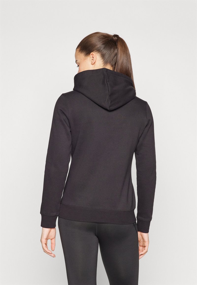 Schwarzer Kapuzenpullover mit großer Kapuze, gerippten Bündchen und einer taillierten Passform. Glatte Textur mit Kängurutasche und ohne sichtbare Muster oder Logos.