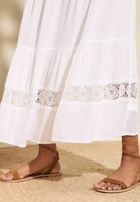 Love & Roses TIERED EMBROIDERED  REGULAR FIT - Jupe longue - white