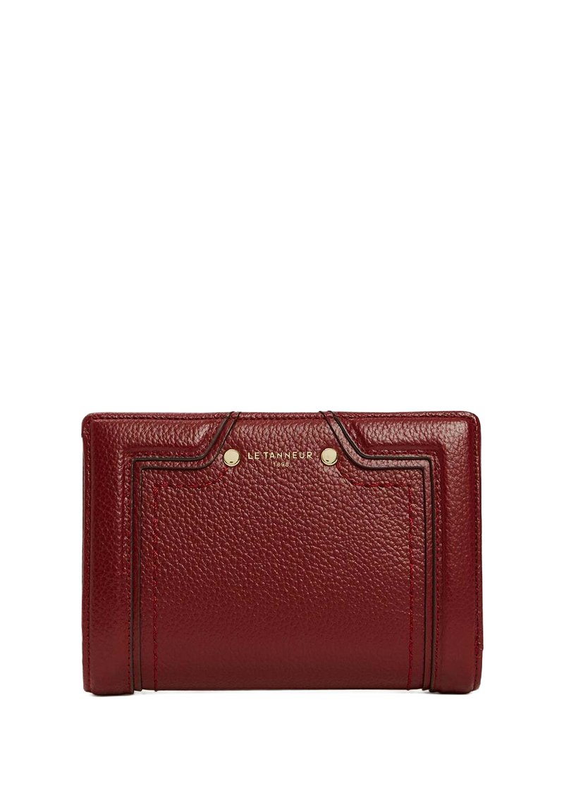 Portafoglio in pelle bordeaux con una finitura testurizzata, dettagli in hardware dorato e cuciture decorative, con il nome del marchio stampato sulla parte anteriore.