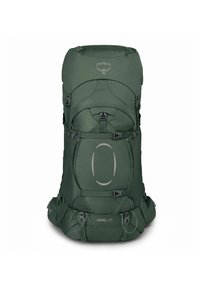 Mochila verde de gran resistencia con un diseño elegante, múltiples hebillas, un gran compartimento principal y la etiqueta "Ariel 65" en la parte frontal.