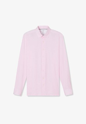 Hellrosa Herrenhemd mit langen Ärmeln, klassischem Kragen und weißen Knöpfen vorne, flach auf einem weißen Hintergrund liegend.