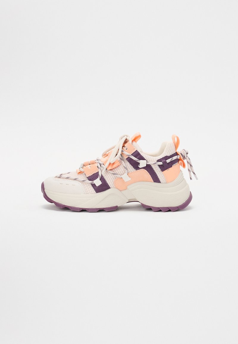 Sneakers sportivi con un upper in mesh misto e sintetico nei toni del pesca chiaro, crema e viola, con suola texturizzata e lacci elasticizzati.