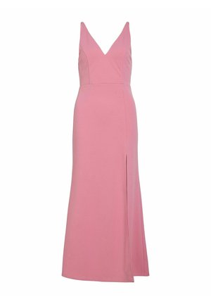 Haljina bez rukava u ružičastoj boji s dubokim V-izrezom i visokim prorezom na desnoj nozi, duga do poda i strukirana.