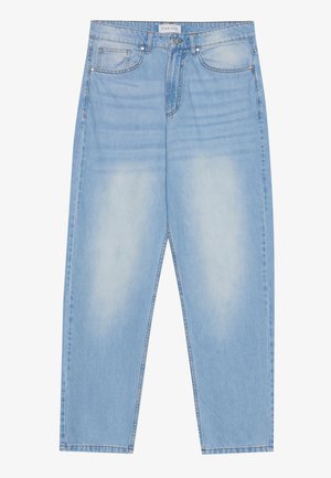 Jeans de denim azul claro com um corte relaxado, apresentando cinco bolsos, desbotamento subtil e costuras ao longo das costuras.
