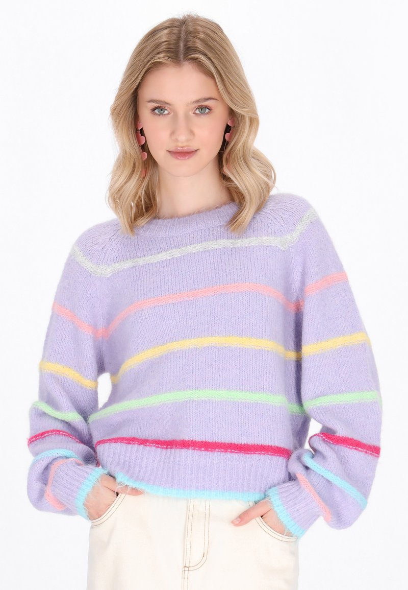 Maglione lilla con ampie strisce multicolori in rosa, giallo, verde e rosso. Tessuto morbido, vestibilità comoda e polsini a coste.