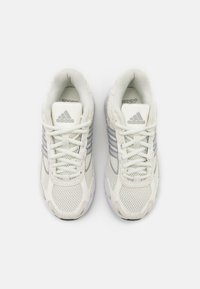 adidas Originals RESPONSE CL - Športni copati - white tint/silver metallic