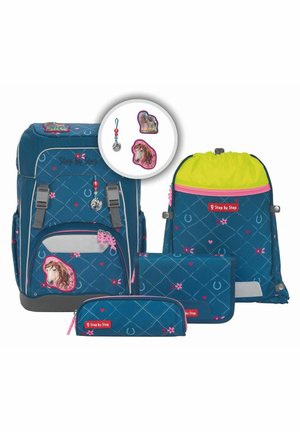 Blaues Rucksack-Set, bestehend aus einem Hauptbeutel mit Pferdemotiven, einem Zugbeutel, einem Federmäppchen und einer Geldbörse. Mit pinken Akzenten und blumigen Mustern.
