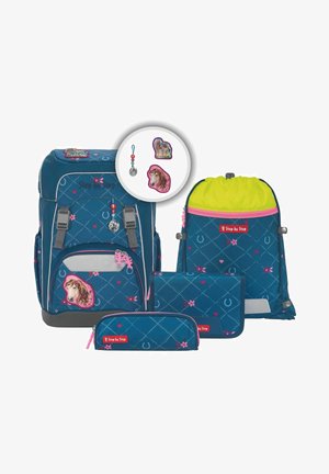 Ensemble de sac à dos bleu comprenant un sac principal avec des motifs de cheval, un sac à cordon, une trousse et un portefeuille. Présente des accents roses et des motifs floraux.